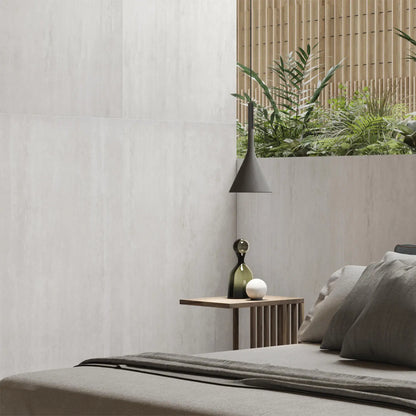 Dormitorio con una pared de bambú y piedra, creando un ambiente relajante y natural en la habitación.