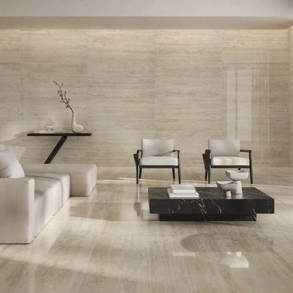 Sala con recubrimiento de mármol pulido en tono beige y una mesa de centro de mármol negro, creando un ambiente limpio y ordenado