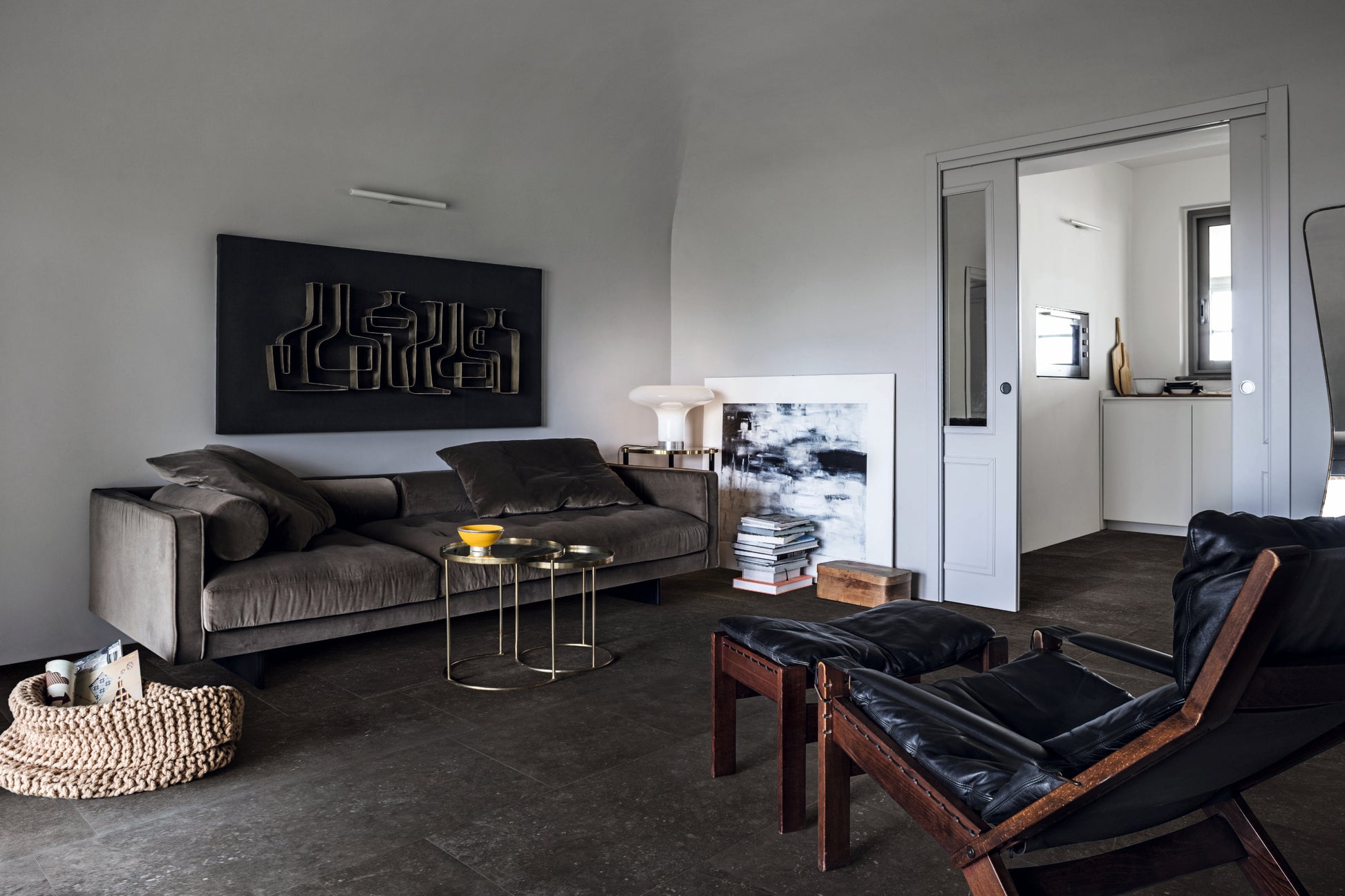 Sala de estar con muebles colores negro y madera
