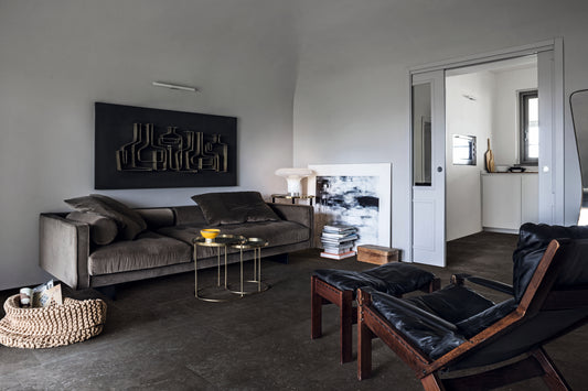 Sala de estar con muebles colores negro y madera