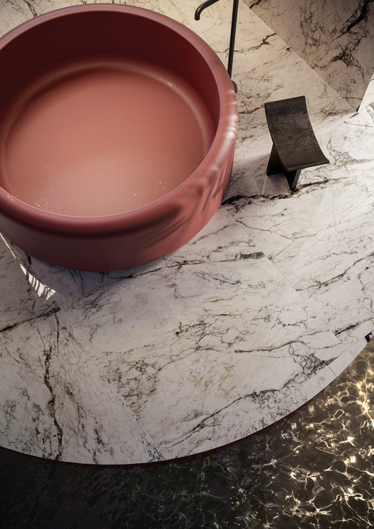 Tina circular de color rojo en un elegante baño de estilo moderno, con un suelo de marmolado Dream Pure Breccia Caprais de 120 x 120 cm, creando una experiencia lujosa y contemporánea en el diseño de interiores