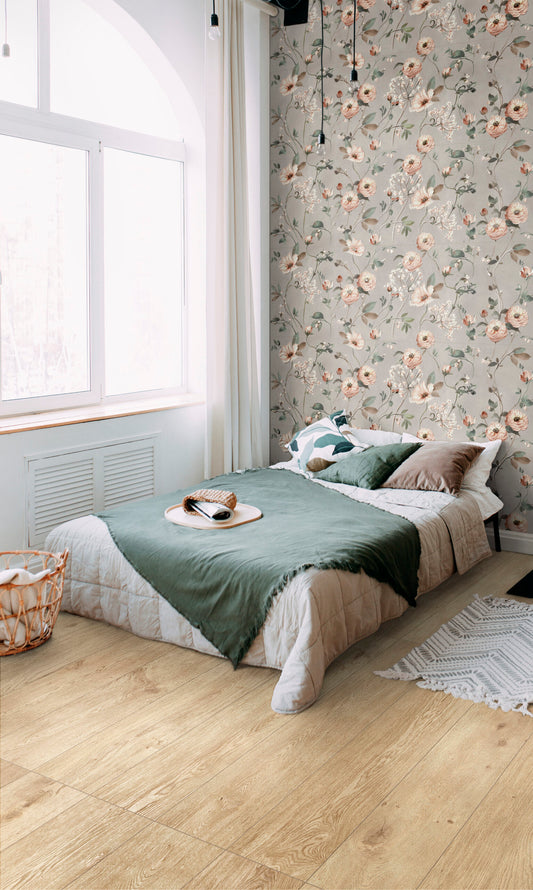 Dormitorio de estilo vintage con encantadores detalles florales en las paredes y un cálido suelo de madera.