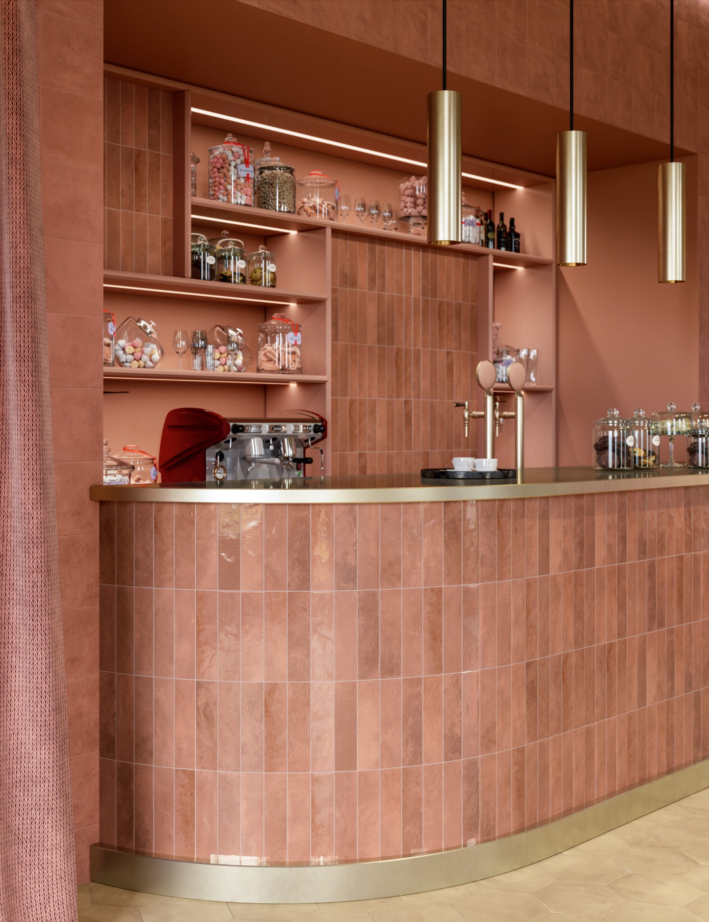 Barra de soda con temática de dulcería, con muros en tono rosa rojizo y acentos en dorado