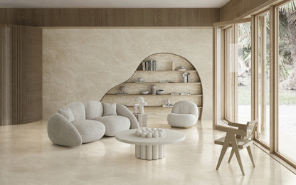 Sala de estar en tonos cálidos de beige con elegantes acabados de mármol y ventanas de madera que aportan un toque de elegancia y calidez al espacio.