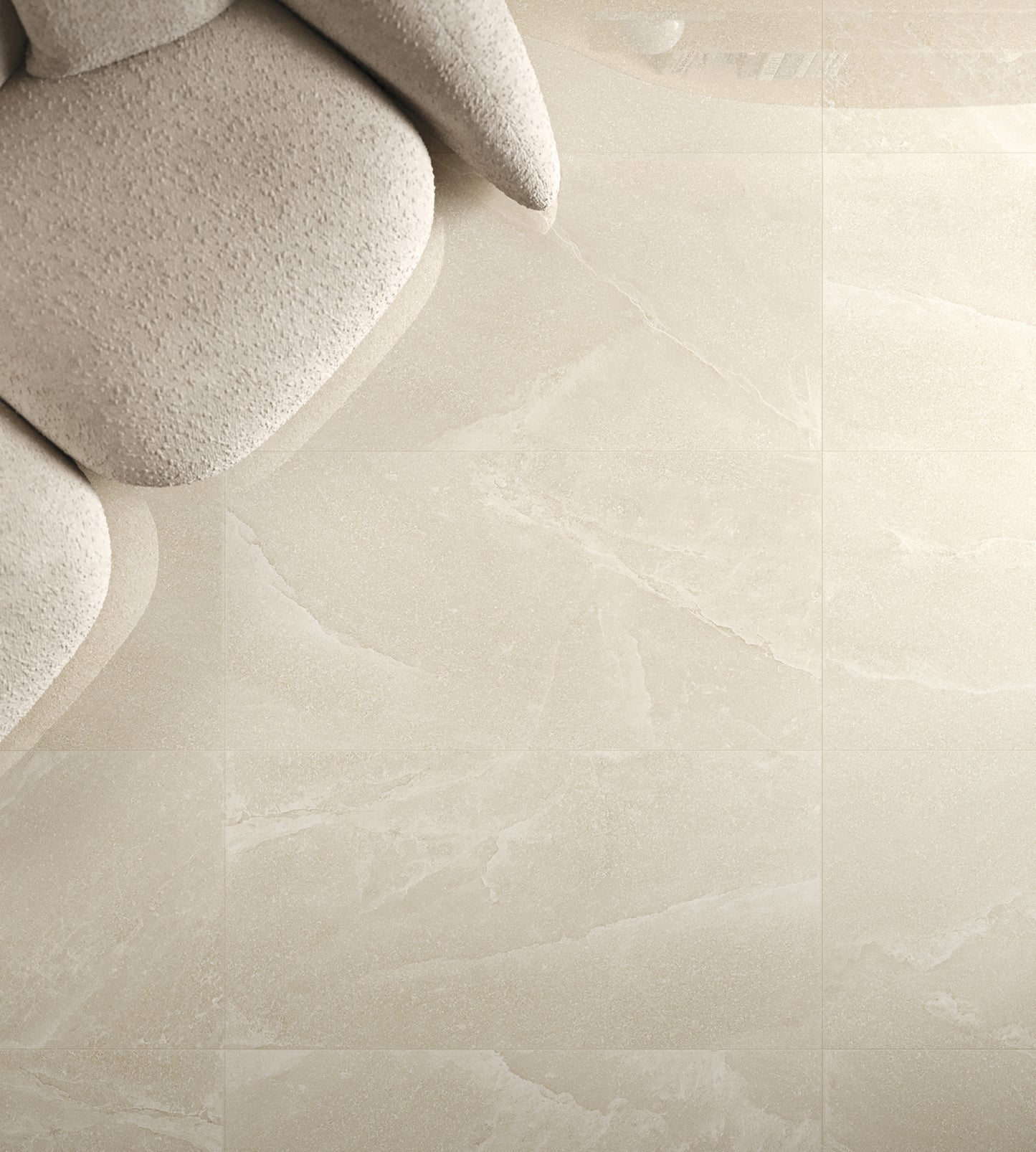Sala con suelo de elegante acabado tipo mármol pulido
