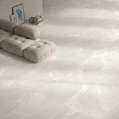 Sala en color beige y piso de marmol.