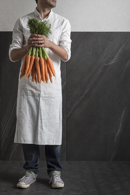 Chef con un ramo de zanahoria 