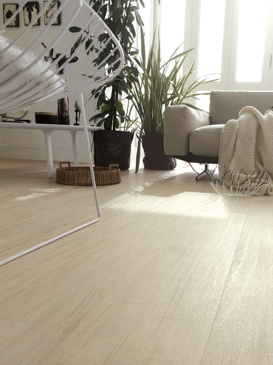 El piso tipo madera clara combina con el sillon color claro